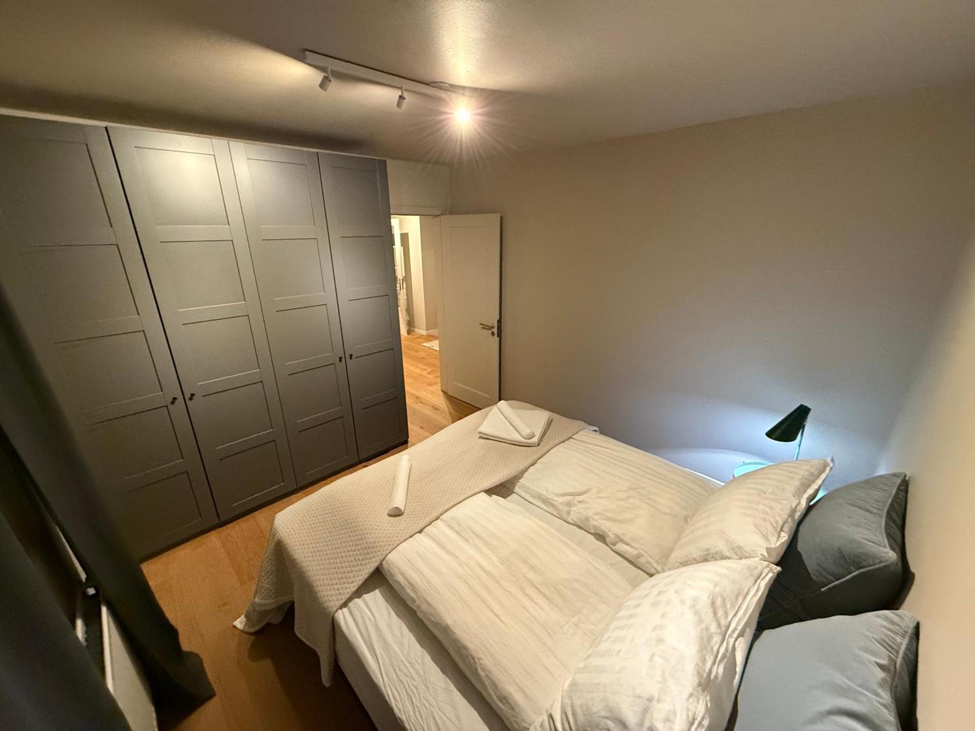 Cozy , Sleeps 4, 10 Min To Downtown, Family-friendly Lejlighed *